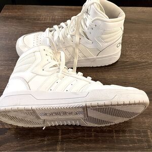 Women Adidas ankle sneakers. White/8